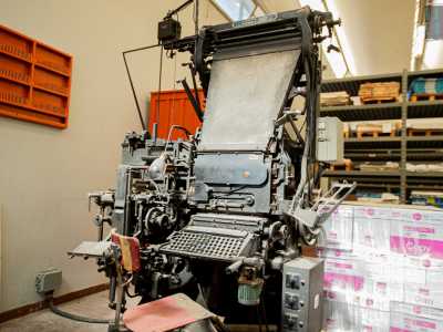 All�interno della tipografia Claudia ci fa notare come gli strumenti di produzione siano cambiati nel tempo...
